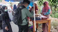 Sedang membeli makanan