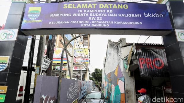 Kampung yang dihias kaligrafi di Bandung.