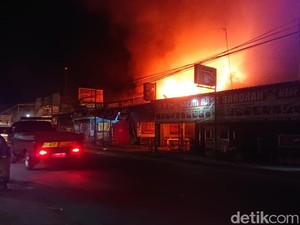 Api Ludeskan Sebuah Rumah di Lamongan, Penghuninya Tewas Terbakar