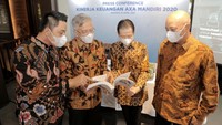 Presiden PT AXA Mandiri Financial Services (AXA Mandiri) Handojo G. Kusuma didampingi jajaran direksi Henky Oktavianus, Rudy Kamdani dan Rudi Nugraha saat meninjau kinerja keuangan AXA Mandiri tahun 2020 di Jakarta, Kamis (15/4/2021). Foto: dok. AXA Mandiri