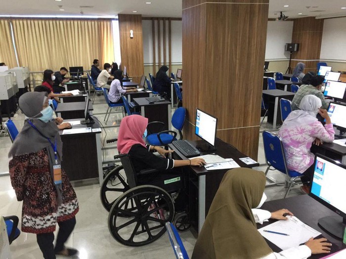 Kisah Chantika, Tetap Semangat Ikuti UTBK di UNDIP Pakai Kursi Roda