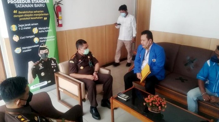 KNPI Sambangi Kantor Jaksa Agung, Ada Apa? Wakil Ketua Umum DPP KNPI Lisman Hasibuan menyambangi kantor Jaksa Agung. Ada apa?
Kehadirannya Wakil Ketua Umum KNPI Lisman Hasibuan itu diterima langsung oleh Susanto kepala bidang hubungan antar lembaga pusat penerangan hukum Kejaksaan Agung.