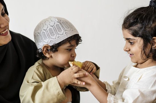 Kocak! Telat Bangun, Bocah Paksa Keluarga Makan Sahur Lagi Setelah Imsak