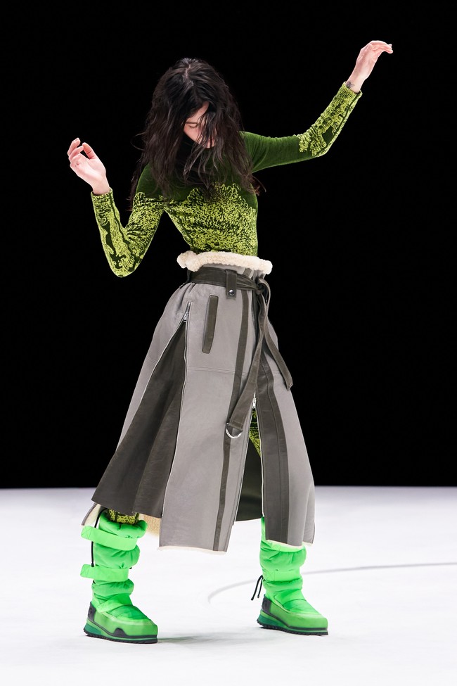 Fashion show koleksi musim dingin 2021 dari Kenzo menampilkan outerwear hingga bodysuit dengan motif floral nan cantik. Foto: dok. Filippo Fior / Courtesy of Kenzo.