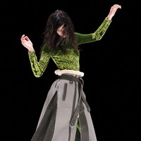 Fashion show koleksi musim dingin 2021 dari Kenzo menampilkan outerwear hingga bodysuit dengan motif floral nan cantik. Foto: dok. Filippo Fior / Courtesy of Kenzo.