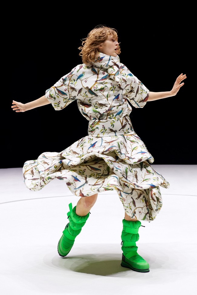 Fashion show koleksi musim dingin 2021 dari Kenzo menampilkan outerwear hingga bodysuit dengan motif floral nan cantik. Foto: dok. Filippo Fior / Courtesy of Kenzo.