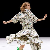 Fashion show koleksi musim dingin 2021 dari Kenzo menampilkan outerwear hingga bodysuit dengan motif floral nan cantik. Foto: dok. Filippo Fior / Courtesy of Kenzo.