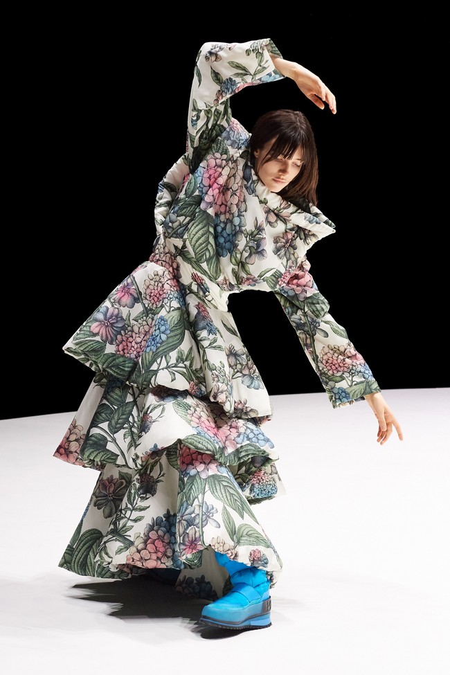 Fashion show koleksi musim dingin 2021 dari Kenzo menampilkan outerwear hingga bodysuit dengan motif floral nan cantik. Foto: dok. Filippo Fior / Courtesy of Kenzo.