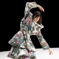 Fashion show koleksi musim dingin 2021 dari Kenzo menampilkan outerwear hingga bodysuit dengan motif floral nan cantik. Foto: dok. Filippo Fior / Courtesy of Kenzo.