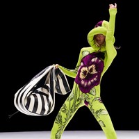 Fashion show koleksi musim dingin 2021 dari Kenzo menampilkan outerwear hingga bodysuit dengan motif floral nan cantik. Foto: dok. Filippo Fior / Courtesy of Kenzo.