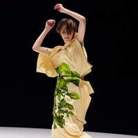 Fashion show koleksi musim dingin 2021 dari Kenzo menampilkan outerwear hingga bodysuit dengan motif floral nan cantik. Foto: dok. Filippo Fior / Courtesy of Kenzo.