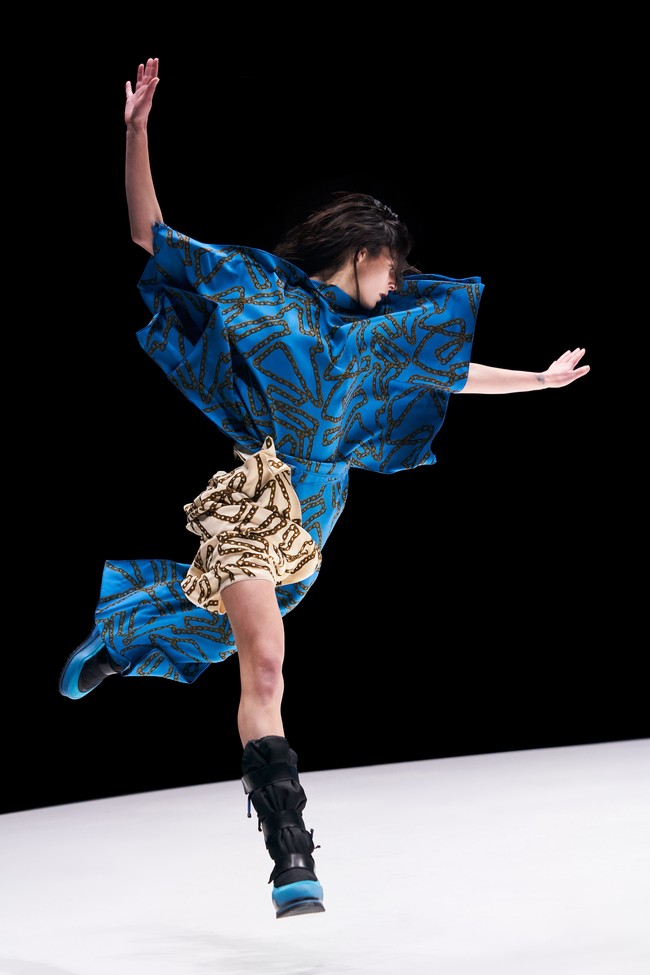 Fashion show koleksi musim dingin 2021 dari Kenzo menampilkan outerwear hingga bodysuit dengan motif floral nan cantik. Foto: dok. Filippo Fior / Courtesy of Kenzo.