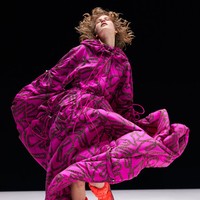 Fashion show koleksi musim dingin 2021 dari Kenzo menampilkan outerwear hingga bodysuit dengan motif floral nan cantik. Foto: dok. Filippo Fior / Courtesy of Kenzo.