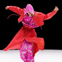 Fashion show koleksi musim dingin 2021 dari Kenzo menampilkan outerwear hingga bodysuit dengan motif floral nan cantik. Foto: dok. Filippo Fior / Courtesy of Kenzo.