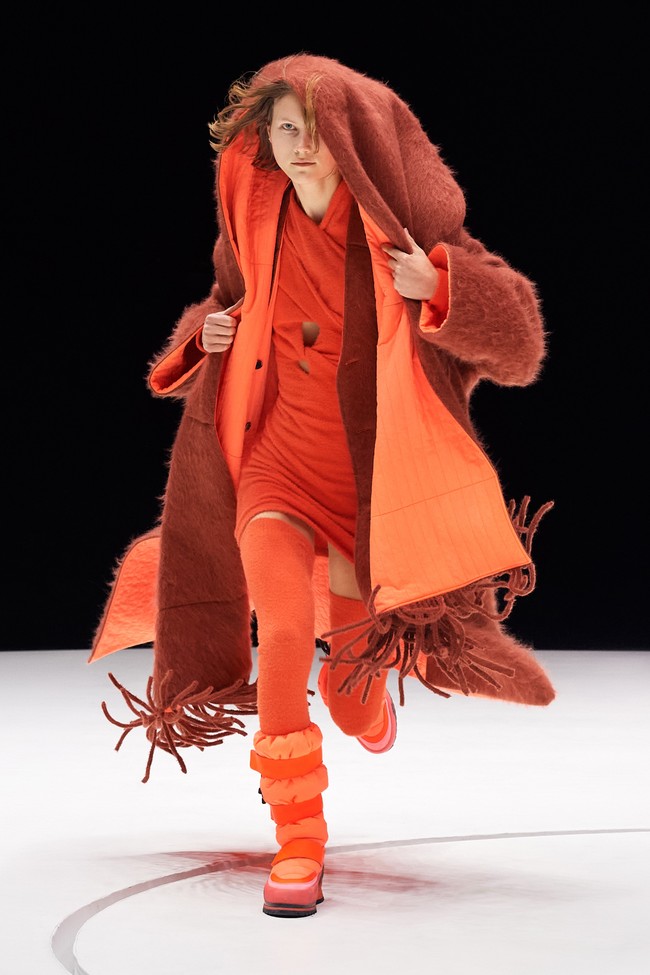 Fashion show koleksi musim dingin 2021 dari Kenzo menampilkan outerwear hingga bodysuit dengan motif floral nan cantik. Foto: dok. Filippo Fior / Courtesy of Kenzo.