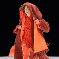 Fashion show koleksi musim dingin 2021 dari Kenzo menampilkan outerwear hingga bodysuit dengan motif floral nan cantik. Foto: dok. Filippo Fior / Courtesy of Kenzo.