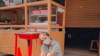 Punya followers hingga 15,3 juta di Instagram, Ussy memang terkenal dengan konten videonya tentang masak, kulineran hingga keseruannya bareng anak-anak dan sang suami, Andhika Pratama. Foto: Instagram @ussypratama