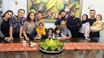 Kompaknya Ussy Sulistiawaty dan Keluarga Saat Makan Bersama
