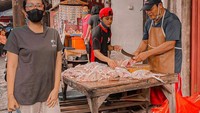 Selalu belanja langsung ke pasar tradisional. Ussy memang hobi masak dan mengerjakan semuanya sendiri. Foto: Instagram @ussypratama