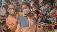 Mengajak putri sulungnya, Ussy ternyata paling sering nih belanja dan jalan-jalan di pasar tradisional. Foto: Instagram @ussypratama