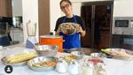 Kompaknya Ussy Sulistiawaty dan Keluarga Saat Makan Bersama