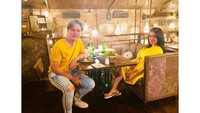 Ini keseruan Andhika dan Ussy saat makan malam berdua tanpa anak-anak. Kompak mengenakan pakaian serba kuning.  Foto: Instagram @ussypratama