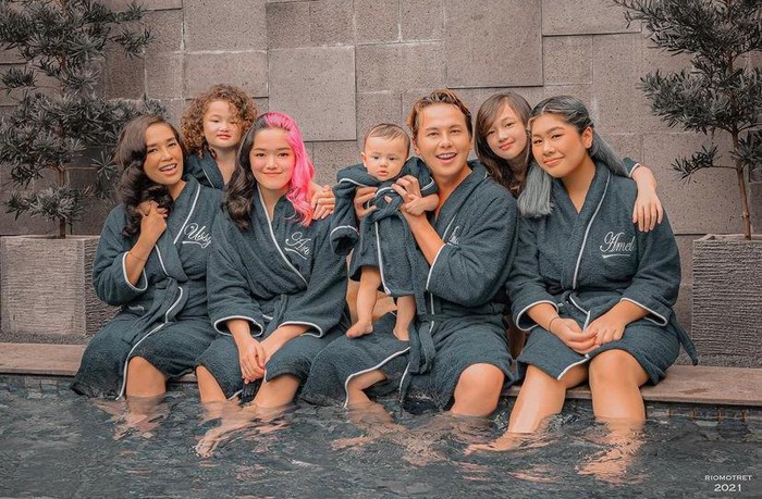 Kompaknya Ussy Sulistiawaty dan Keluarga Saat Makan Bersama Kompaknya Ussy Sulistiawaty dan Keluarga Saat Makan Bersama