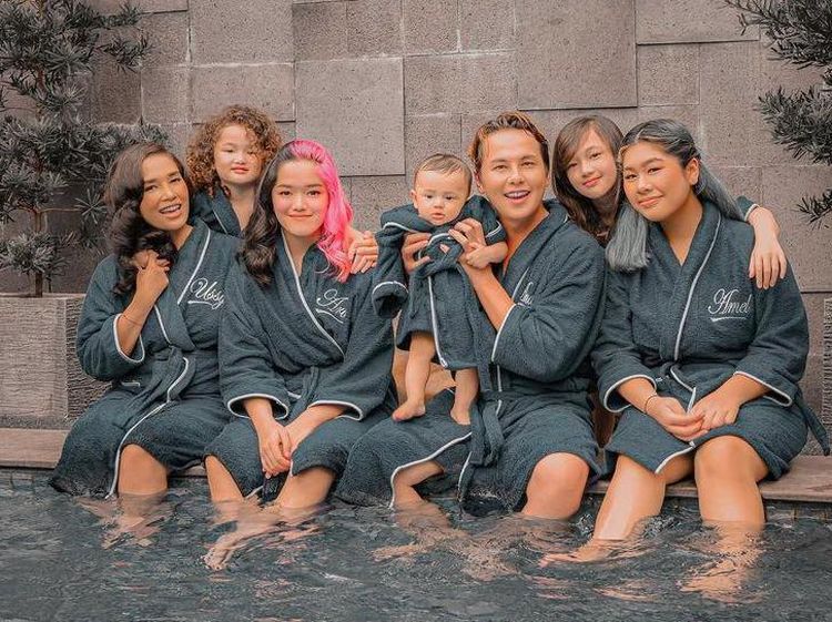 Kompaknya Ussy Sulistiawaty dan Keluarga Saat Makan Bersama