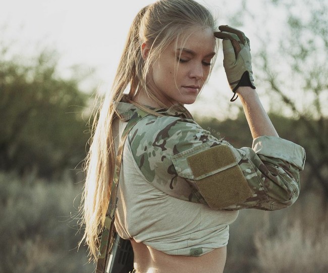 Inilah potretnya saat pemotretan dengan pakaian militer seksi. Foto: Dok. Instagram