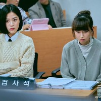 Karakter Ryu Hye Young dalam drama Korea Law School akrab disapa Seol A. Pasalnya, ada mahasiswa lain di kelas hukum yang bernama Kang Sol (pemain Lee Sook Kyung) dan dipanggil Sol B. Foto: dok JTBC