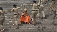 Pemerintah India nampaknya tidak bisa berbuat banyak dengan lonjakan pademi ini. AP/Karma Sonam