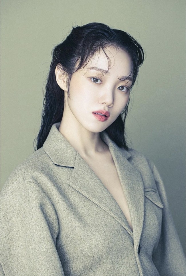 Netizen Korea pun memperhitungkan Lee Sung Kyung sebagai pengganti Seo Ye Ji. Dalam drama Korea Island, karakternya akan ditugaskan mengajar di SMA oleh sang ayah. Foto: dok. Instagram heybiblee