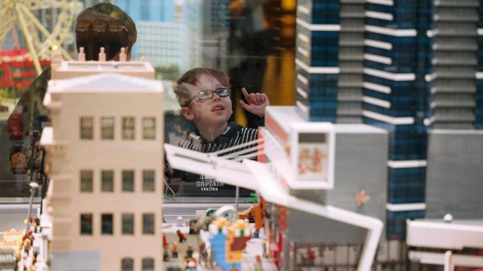 Legoland Buka Wahana Untuk Anak-anak Gangguan Penglihatan MELBOURNE, AUSTRALIA - APRIL 15: Blind and vision impaired children enjoy Legoland in Chadstone on April 15, 2021 in Melbourne, Australia. LEGO's new range of Braille bricks have raised bumps that have been modified to correspond to a letter or character of the braille alphabet. Each brick also has a printed letter or character to allow children who are blind or have low vision to learn and play alongside sighted classmates, family and educators. (Photo by Darrian Traynor/Getty Images)
