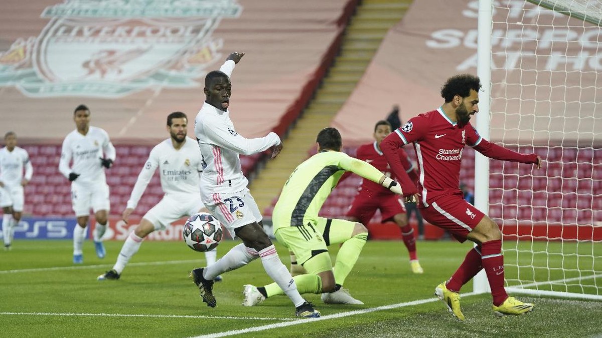 Real Madrid menderita karena nyaris selalu ditekan Liverpool. (Foto: AP/Jon Super)