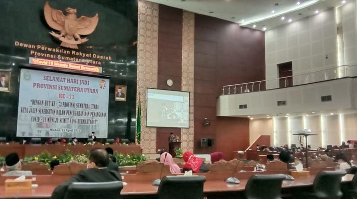 Mahasiswa berteriak meminta harga BBM diturunkan dalam rapat paripurna di Gedung DPRD Sumut