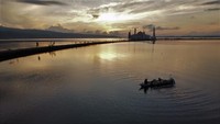 Masjid Al Alam tersebut menjadi salah satu destinasi wisata religi favorit di Kendari.