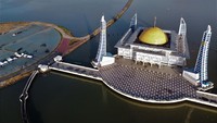 Foto udara suasana Masjid Al Alam Kendari di tengah Teluk Kendari, Sulawesi Tenggara, Kamis (15/4/2021).