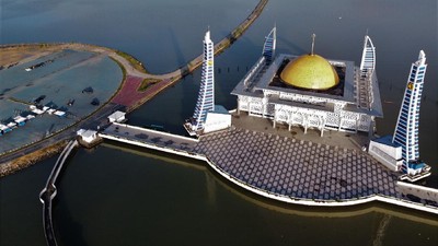 Tenang dan Damai di Masjid Al Alam Teluk Kendari