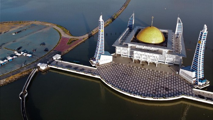 Foto udara suasana Masjid Al Alam Kendari di tengah Teluk Kendari, Sulawesi Tenggara, Kamis (15/4/2021). Masjid Al Alam tersebut menjadi salah satu destinasi wisata religi favorit di Kendari. ANTARA FOTO/Jojon/aww.