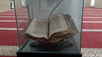 Di dalam Masjid Al Mustofa masih tersimpan mushaf Al-quran yang konon ditulis langsung oleh Tubagus Mustofa Al Bakri.