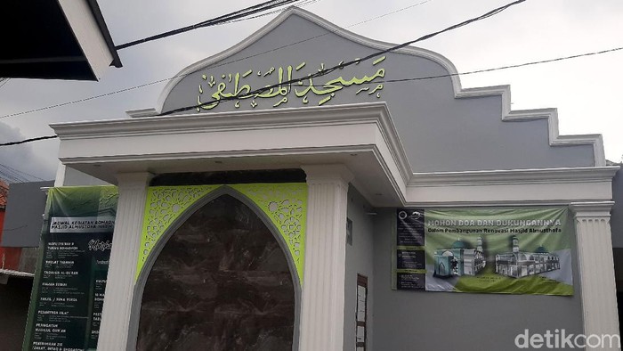 Masjid Tua Ini Punya Mata Air yang Tak Kering Sejak Ratusan Tahun Masjid Al Mustafa dikenal sebagai masjid tertua di Kota Bogor. Masjid ini diketahui memiliki mata air yang tak pernah kering sejak ratusan tahun lalu.