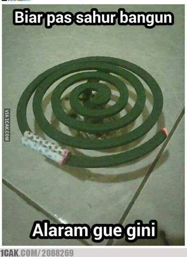 Ide yang satu ini kreatif banget nih. Pasti kamu nggak pernah kepikiran buat taro petasan di obat nyamuk bakar kayak gini kan? Sungguh ide luar biasa. Foto: 1cak.com