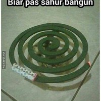 Ide yang satu ini kreatif banget nih. Pasti kamu nggak pernah kepikiran buat taro petasan di obat nyamuk bakar kayak gini kan? Sungguh ide luar biasa. Foto: 1cak.com
