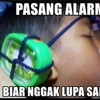 Kalau pasang alarmnya kayak gini masih nggak bangun juga udah kebangetan deh. Yuk yang bangun sahurnya susah banget bisa dicoba cara yang satu ini. Foto: memegenerator.net