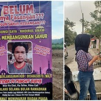 Lumayan bisa jadi penghasilan tambahan nih. Ngggak tanggung-tanggung, sampai bikin banner yang ditempel di pinggir jalan lagi. Kamu pernah nemuin iklan kayak gini nggak? Foto: 1cak.com