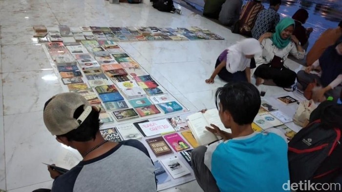 Menunggu waktu berbuka sambil membaca buku.