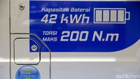 Sedangkan untuk pengisian reguler, DFSK Gelora E memiliki sistem pengisian normal yang cocok untuk lingkungan listrik rumah tangga dengan rata-rata 220V 16A. Sebagai kendaraan komersial, mobil listrik DFSK Gelora E didukung tenaga dengan torsi maksimum mencapai 200 Nm.