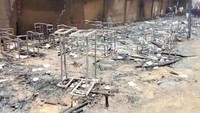 Kursi dan alat-alat sekolah hangus terbakar.