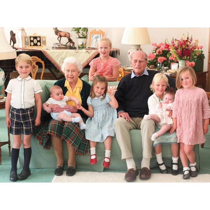Pangeran Philip dan Ratu Elizabeth II Bersama Cicit Pangeran Philip dan Ratu Elizabeth II Bersama Cicit