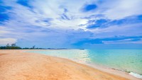 Sebagai kota pelabuhan, Pattani juga punya pantai-pantai yang cantik. (Getty Images)